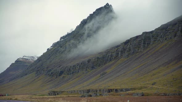 Fog quickly rolls down mountainside in Iceland