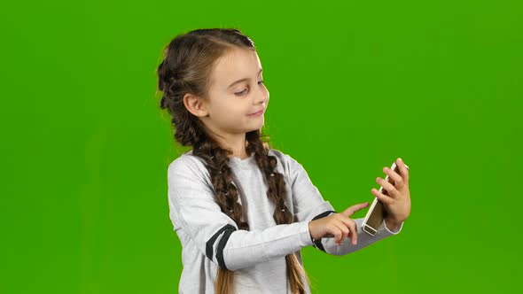 Baby Does Selfie. Green Screen