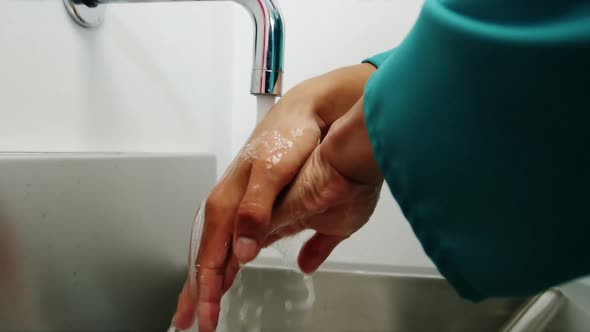 Male surgeon washing his hands