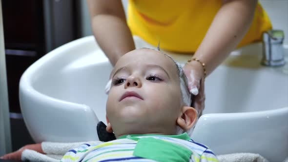 Parekhmacher, After Haircutting a Child of Preschool Age,wash Their Hair,soap with Shampoo,kid Lies