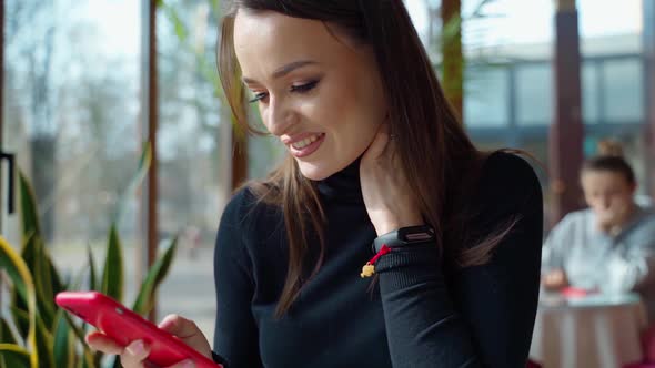 Beautiful woman using smartphone in cafe. 