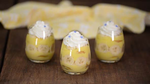 Pastry Chef Decorate Banana Pudding with Flowers