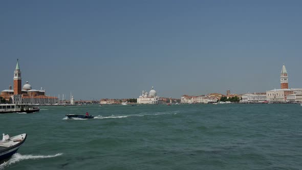 Time lapse from Bacino S. Marco canal with boats