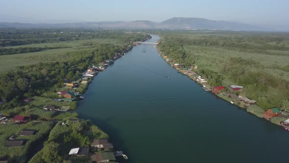 Floating Restaurants Invite Tourists To Eat Tasty Seafood Dishes.