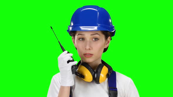 Bilder Girl Wearing Wearing Talks on the Walkie Talkie. Green Screen. Close Up