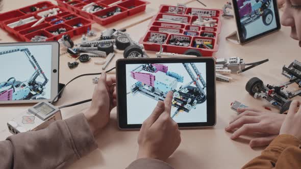 Kids Looking At Robotic Model Image alt