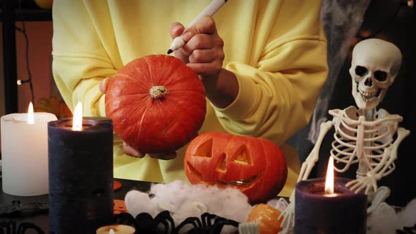 Painting orange pumpkin for Halloween