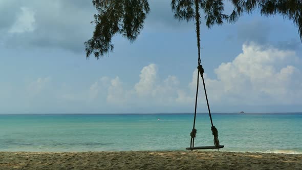 Beautiful tropical beach sea ocean with blue sky and white cloud