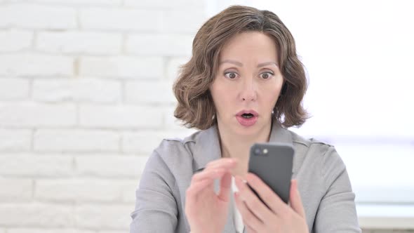 Old Woman Get Shock on Smartphone