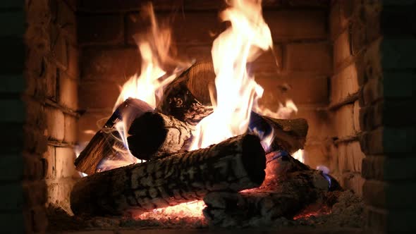 Cozy relaxing fireplace with crackling sounds. UHD TV screensaver. Video for meditation.