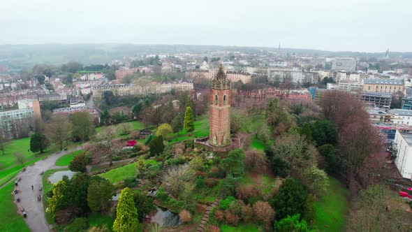 aerial drone view of Cabot Tower, Bristol University and Brandon Hill. city ​​center. 4k Videos