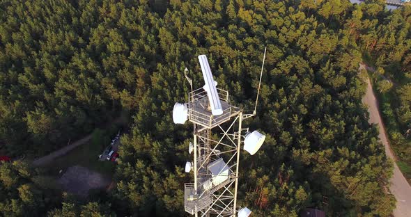 4K - Movement around a telecommunications tower