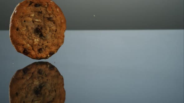 Cookies falling and bouncing in ultra slow motion 1500fps - reflective surface - COOKIES PHANTOM 