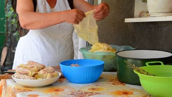 Preparing Cabbage With Meat 07