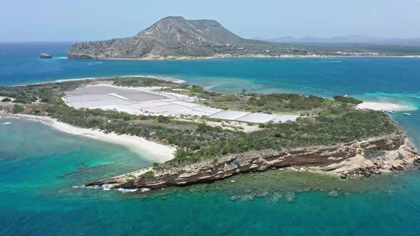Caye with surrounding coral reef and turquoise ocean, Isla Cabra; aerial