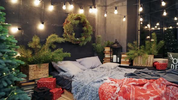 Cozy room with Christmas decorations.