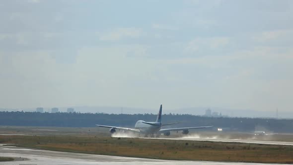 Footage of an Huge Airplane Accelerating