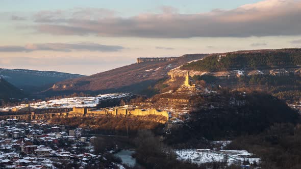 Moving clouds over famous Tzarevetz fortress 