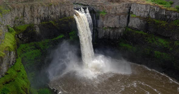 Zoom In To Waterfall At Palouse Falls Washington Tourist Viewpoint