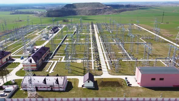 High voltage power plant with tall pylons and voltage distribution cables