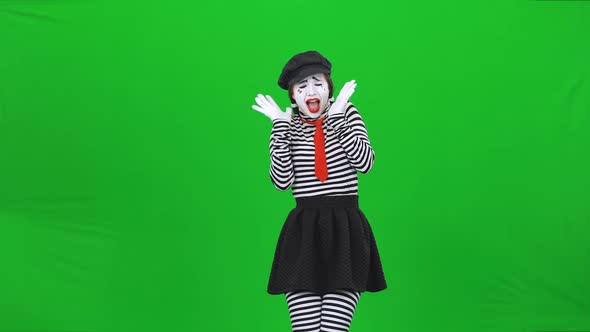 Mime Girl Is Looking Scared, Screaming Out Loudly