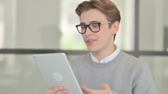 Video Chaton Tablet By Young Man in Modern Office