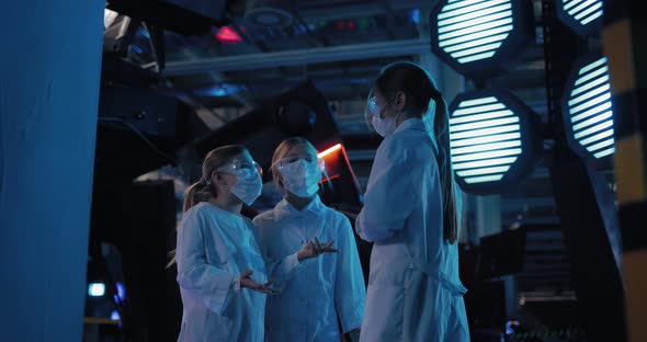 Young Scientists Discuss the Possibility of Experiment in a Scientific Station