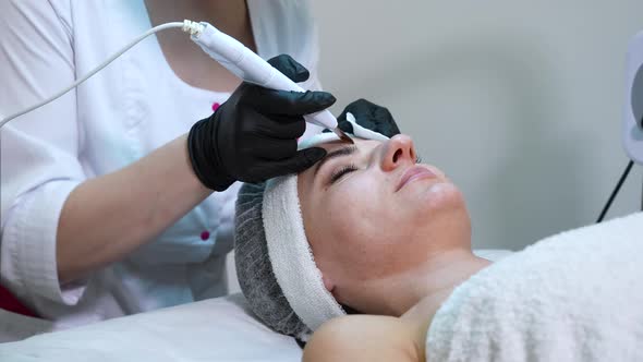 Ultrasound Scrubber Peeling Face Skin of Beauty Clinic Client