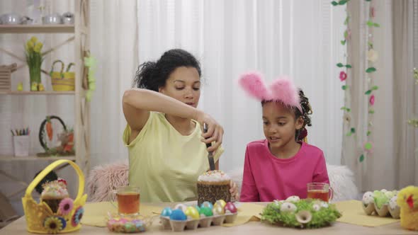 Mom Cuts an Easter Cake to Treat Her Daughter