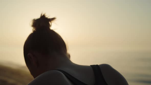 Silhouette Girl Making Yoga Asana Att Sunset Light