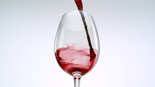 Pouring red wine into glass, Slow Motion alt
