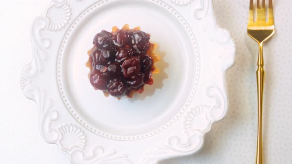 Cake Basket with Currant Berries