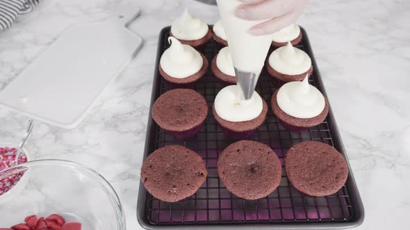 Step by step. Frosting red velvet cupcakes with cream cheese frosting.