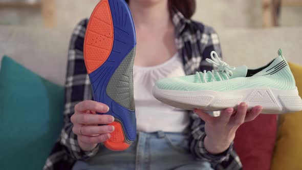 In the Hands of Women Ortopedicheskaja Insole and Sneakers