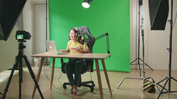 Kid Girl Holding Phone And Read Comment In Laptop Computer Then Talking To Camera While Live Stream