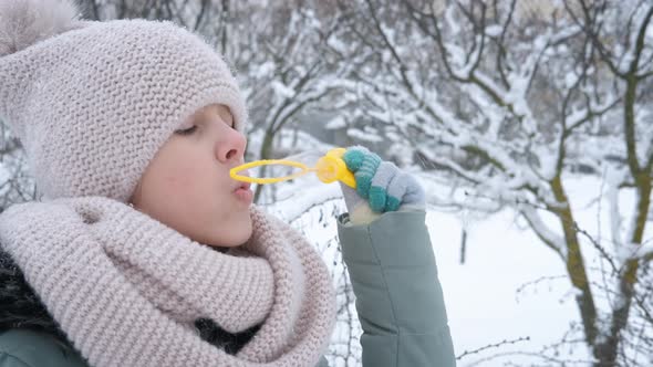 Play with Soap Bubbles in Winter