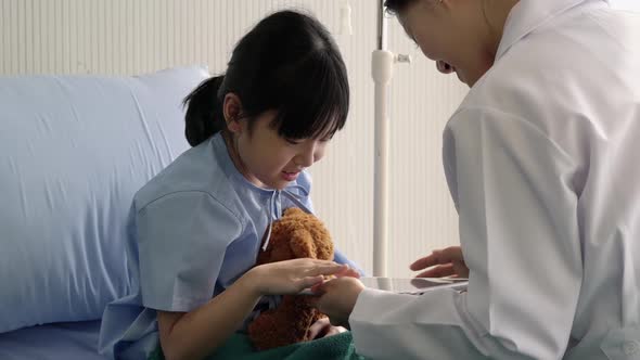 Doctor woman with girl patient