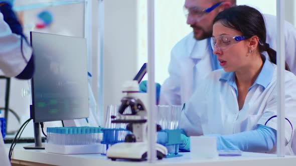 Chemist Nurse Explainig to Doctor Vaccine Development alt