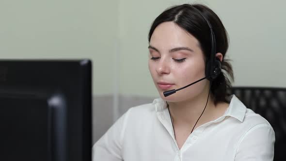 Office worker talks with a client on the phone