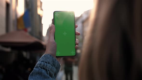 Lviv Ukraine May 6 2022 Close Up of a Woman's Hand Holding a Mobile Telephone with a Vertical Green