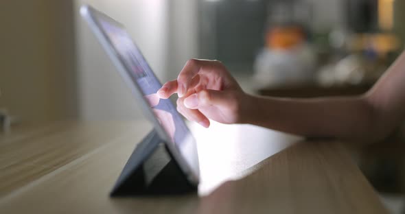 Using digital tablet computer