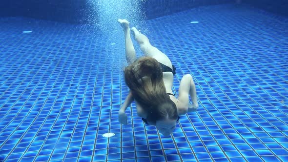 Enjoying Underwater Swimming alt