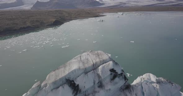 Aerial view of glacier fragments in the Jökulsárlón lago.