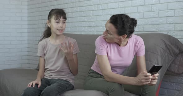 Chatting While Speaking with Child