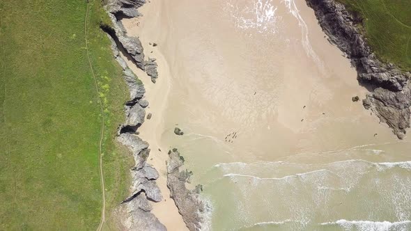 Porth Joke Beach - Poly Joke Beach With Ocean Waves And Coastal Path On West Pentire Peninsula. - ae