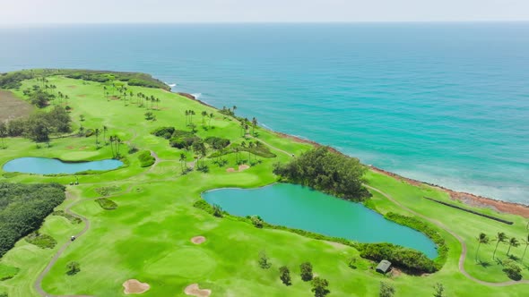 Luxury Golf Club Hotel Resort on Hawaiian Coastline with Scenic Pacific Ocean