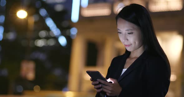 Businesswoman use of cellphone in city