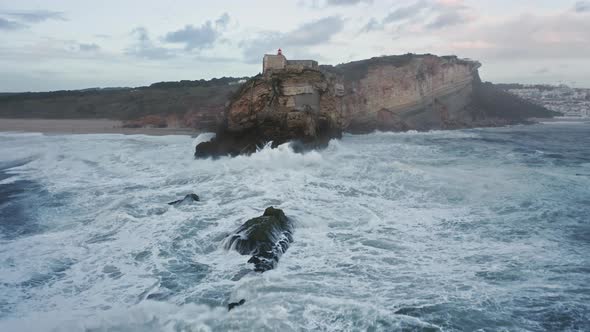 Fascinating Scenery of the Biggest Waves in the World