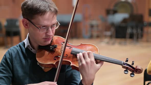 violinist playing the violin in the string quartet