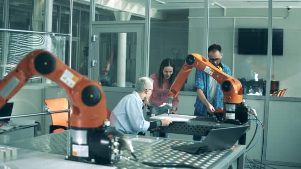 Robotic Arm Is Drawing and Young Scientists Are Getting Happy